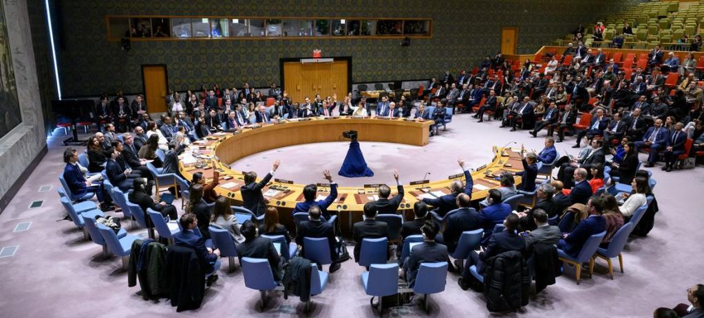 BM Güvenlik Konseyinde yuvarlak masa etrafındaki üyeler Gazze'de ateşkes kararını oylarken ellerini kaldırmışlar