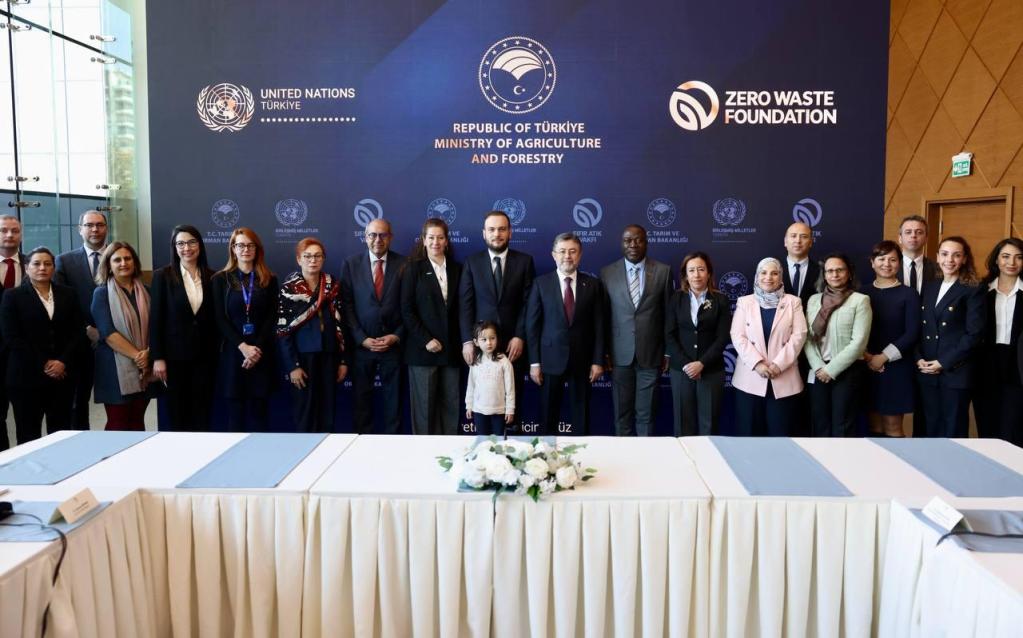 Participants of the meeting posing in front of a bacjkground with UN Türkiye, Ministry of Agriculture and Forestry and Zero Waste Foundation logos