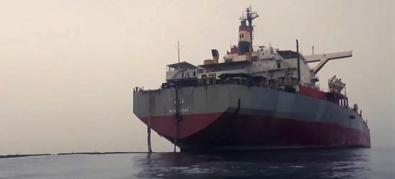 FSO Safer isimli tanker Yemen'in batı kıyısında demirlemiş durumda.