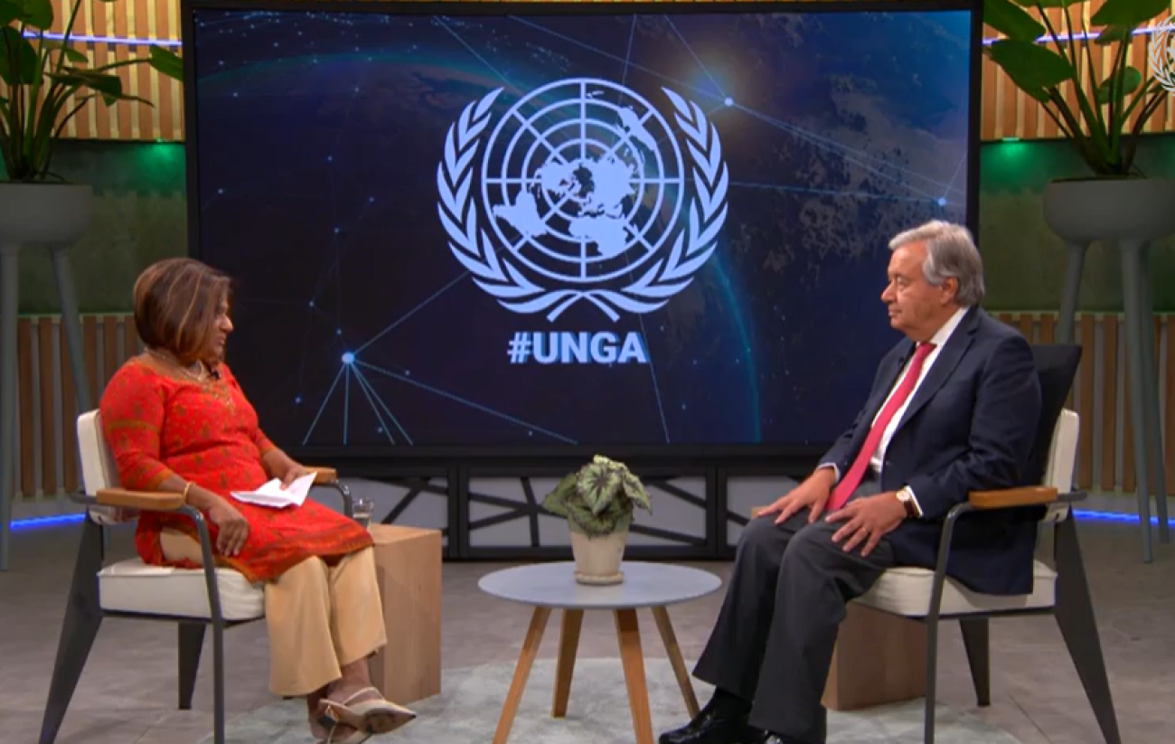 Genel Sekreter António Guterres (sağda) BM'nin iletişim departmanında Haber ve Medya Bölümü Müdür Yardımcısı Mita Hosali’ye röportaj verdi.
