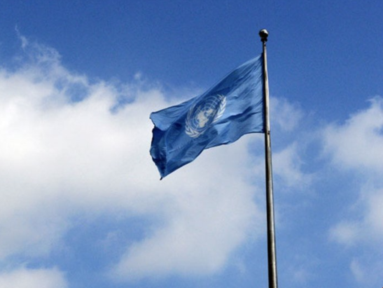 BM Bayrağı New York’taki BM Genel Merkezinin önünde dalgalanıyor.