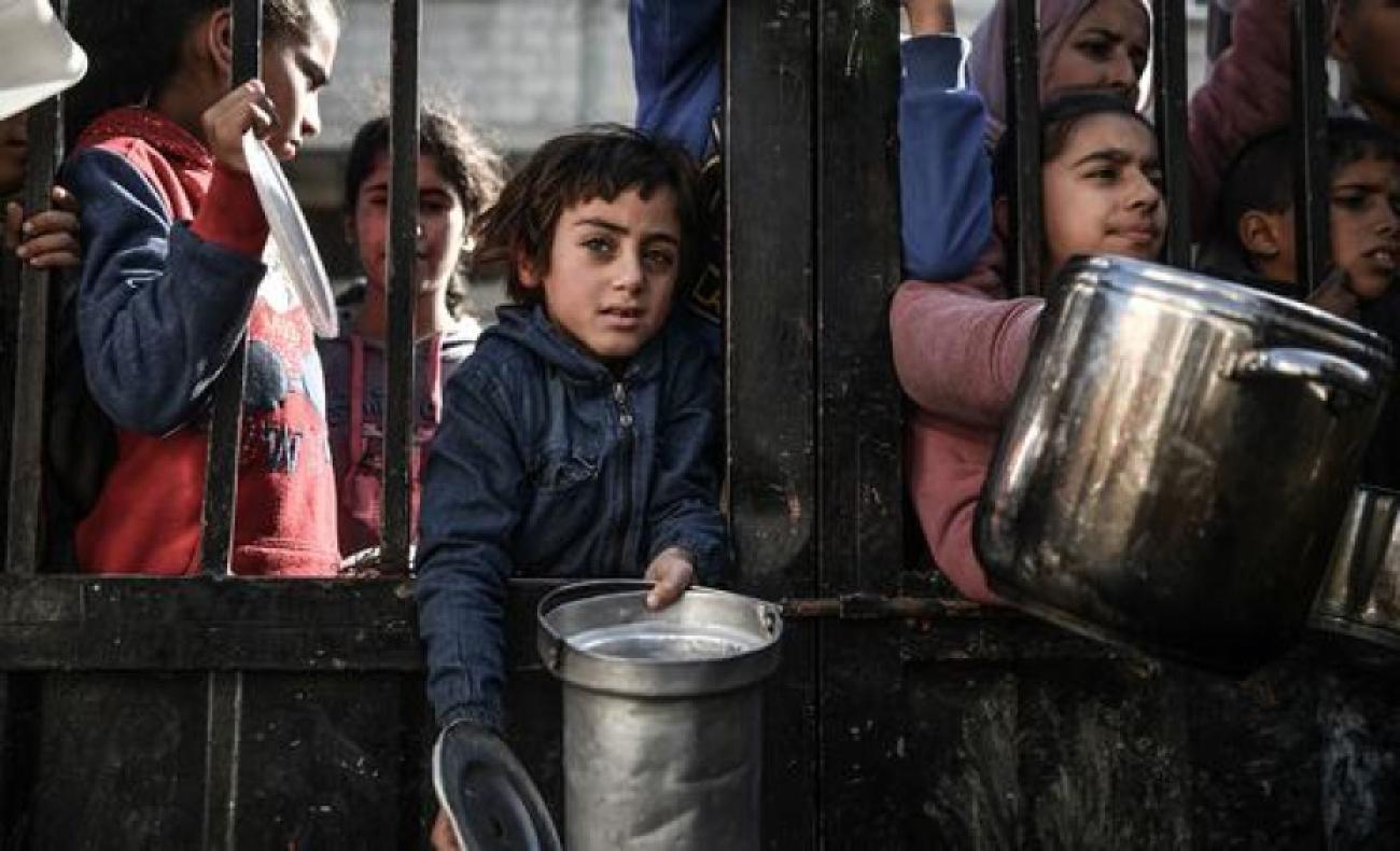 In Gaza, children wait to receive food as the bombardments on the enclave continue. (file)