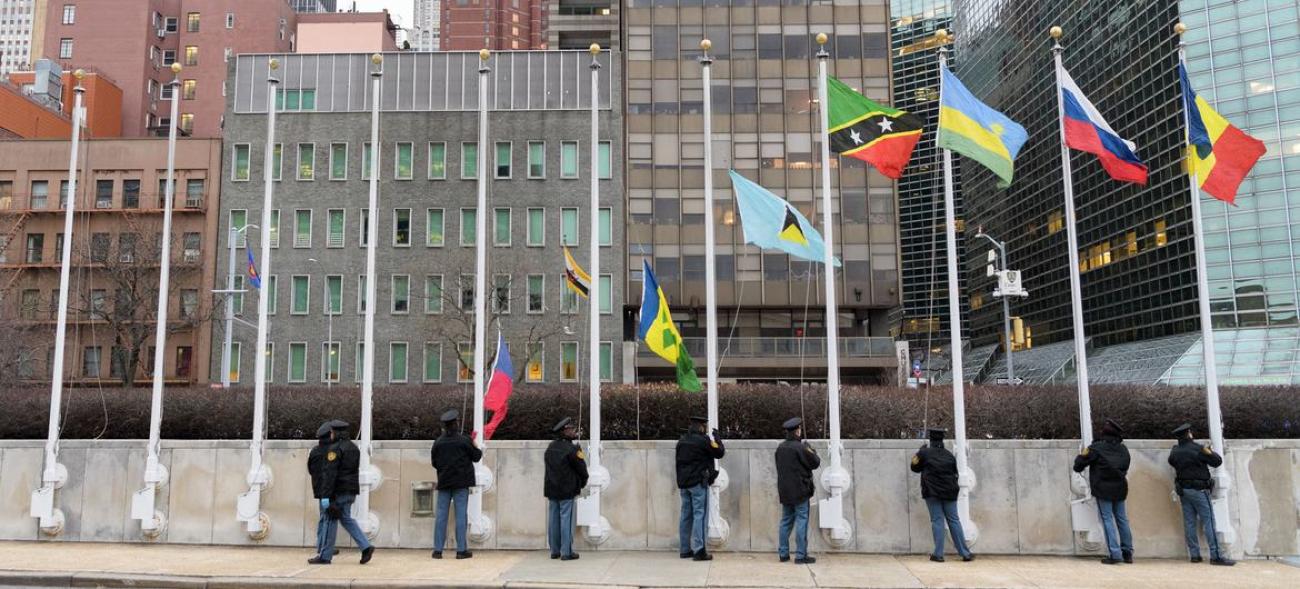 New York’taki BM Genel Merkezinin önünde dalgalanan Üye Devlet bayrakları