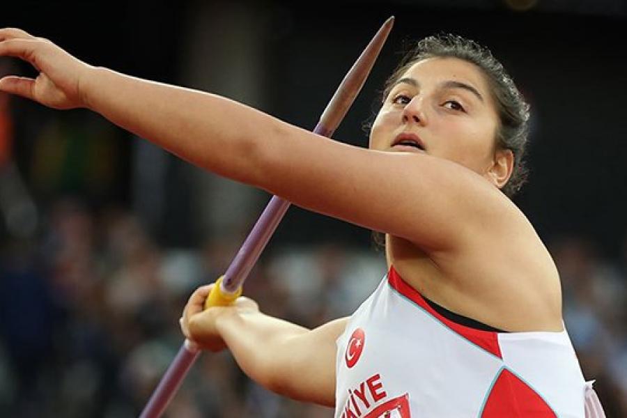 Eda Tuğsuz is throwing a javelin