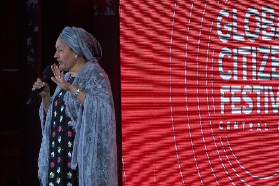 Genel Sekreter Vekili Amina Mohammed Global Citizen Festival yazan arkaplanın önünde ayakta konuşuyor.