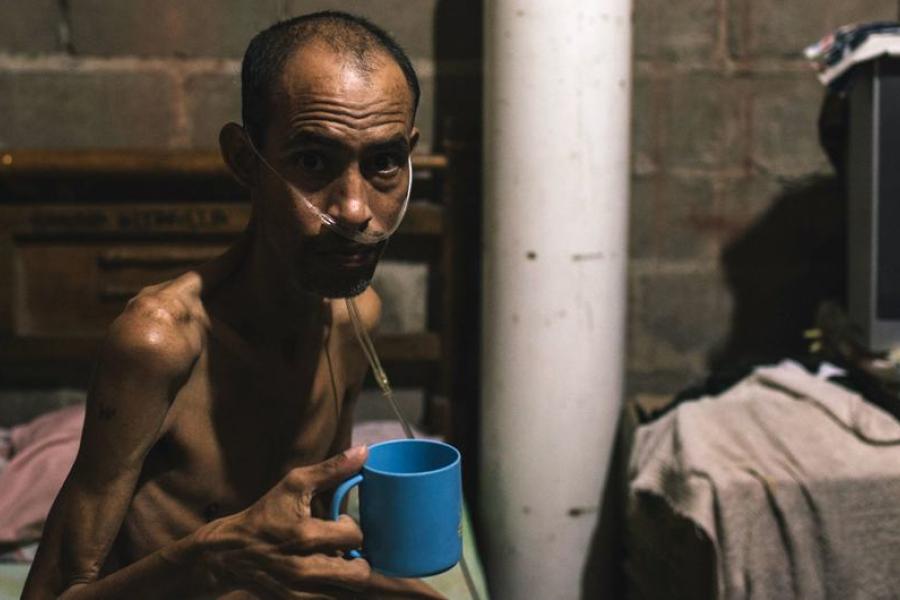 Kolombiya’da bir verem hastası evde istirahat ediyor.