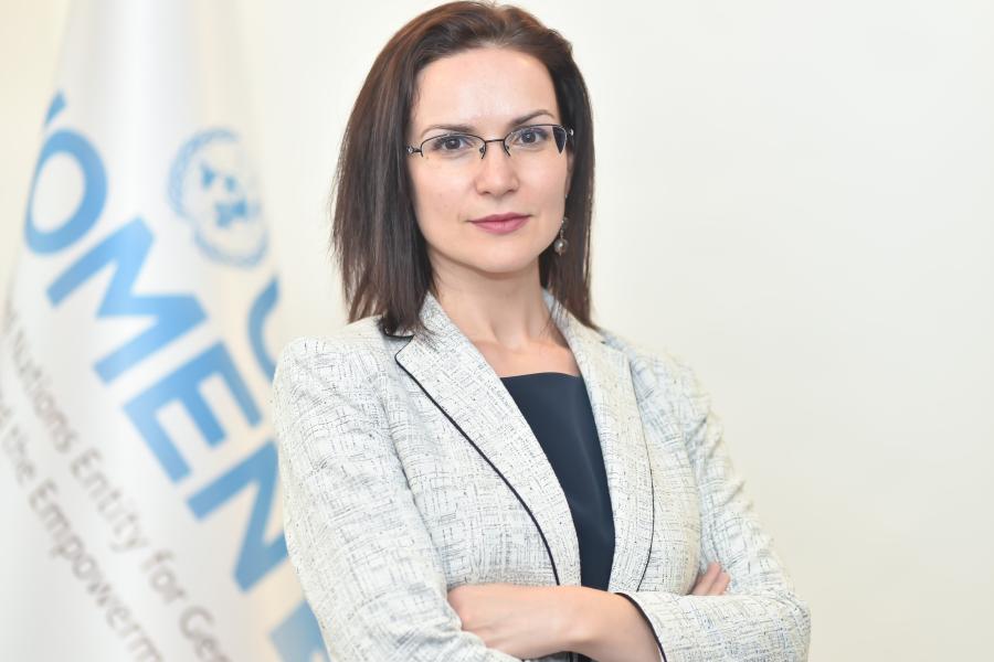 UN Women Türkiye Director Asya Varbanova in front of the UN Women flag