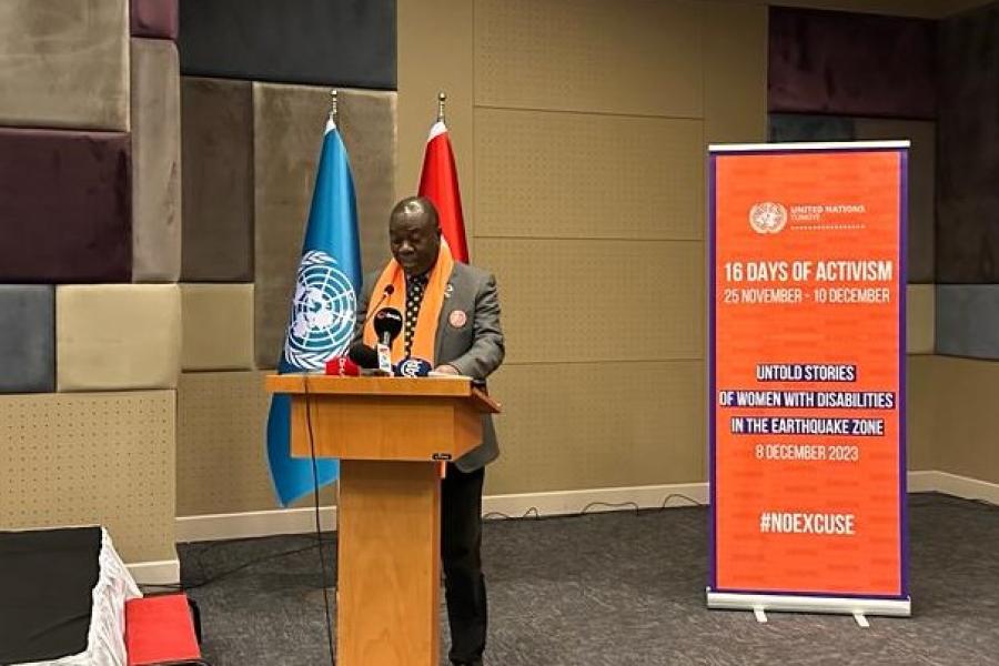 Resident Coordinator speaks infront of UN and Turkiye flags