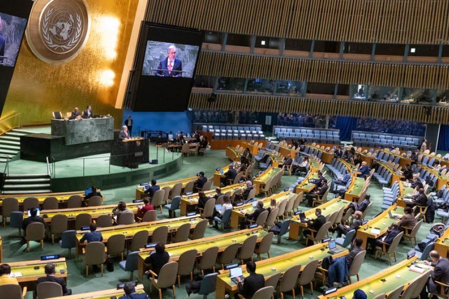 BM Genel Kurulu salonu. Genel Sekreter Guterres konuşuyor. Büyük ekranlara görüntüsü yansımış