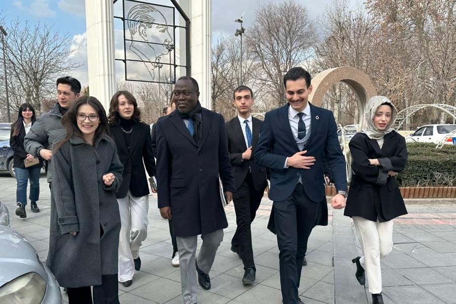 Gençler ve Babatunde Ahonsi Gençlik Park'tan çıkmış yürüyor.