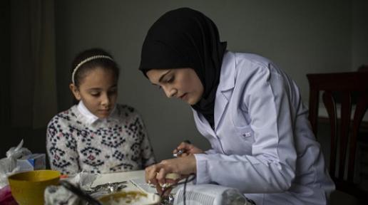 Sidra a Syrian refugee fullfilling her dream to become a dentist.