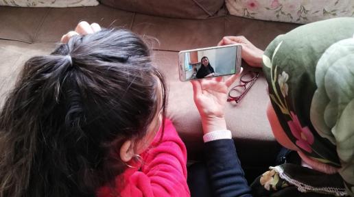 Students view MUV tutor Yaren Carpar, right, filming herself cooking. 