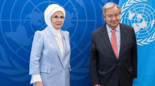 Genel Sekreter António Guterres, Türkiye Cumhuriyeti Cumhurbaşkanı'nın eşi Emine Erdoğan ile BM bayrağı önünde poz veriyor