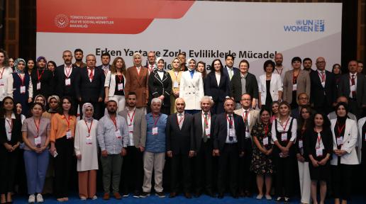 A large group of participants of the workshop in family photo.