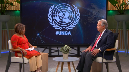 Genel Sekreter António Guterres (sağda) BM'nin iletişim departmanında Haber ve Medya Bölümü Müdür Yardımcısı Mita Hosali’ye röportaj verdi.