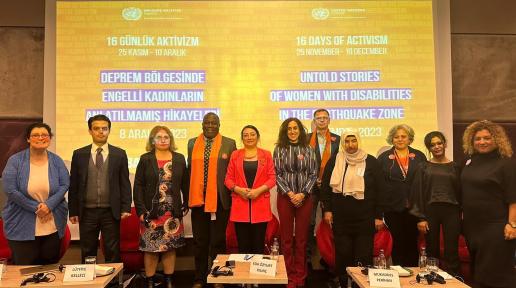 Deprem Bölgesindeki Engelli Kadınların Anlatılmayan Hikayeleri paneli sonrası BM personeli ve panelistler aile fotoğrafında