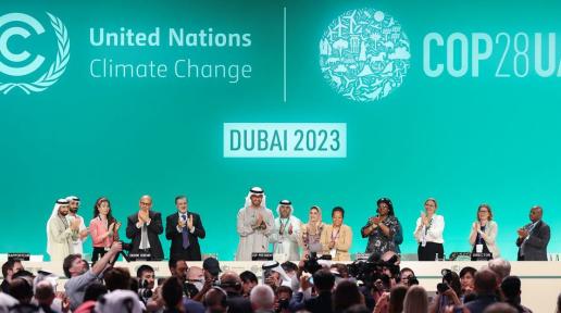 COP28 Başkanı Sultan Al Jaber (ortada), BM iklim şefi Simon Stiell (soldan dördüncü) ve diğer katılımcılar, Birleşik Arap Emirlikleri'nin Dubai kentindeki Expo City'de düzenlenen BM İklim Değişikliği Konferansı COP28'in Kapanış Genel Kurulu sırasında sahnede.