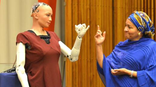 BM Genel Sekreter Vekili Amina Mohammed, "Her Şeyin Geleceği - Hızlı Teknolojik Değişim Çağında Sürdürülebilir Kalkınma" toplantısında robot Sophia ile birlikte.