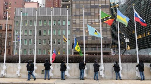 New York’taki BM Genel Merkezinin önünde dalgalanan Üye Devlet bayrakları