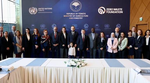 Participants of the meeting posing in front of a bacjkground with UN Türkiye, Ministry of Agriculture and Forestry and Zero Waste Foundation logos