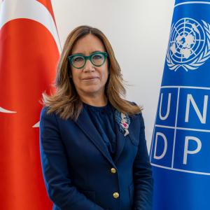 Monica Merino Domínguez infront of Turkish and UNDP flags